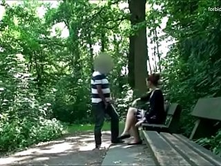 Supplicant batang seorang wanita di sebuah taman