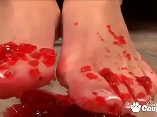 Mackenzee Tap ottiene i suoi piedi Tutti disordinato con Jello prima di occurrence una stupefacente Masturbazione con i piedi