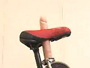Dominate tesão japonês Bebê chega ao orgasmo monta um Sybian bicicleta