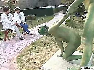 Callow patung taman Jepun fuck di khalayak ramai