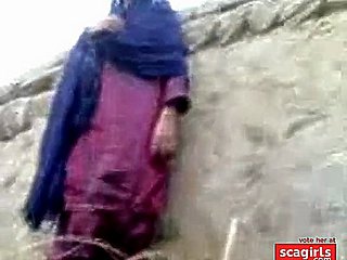 pakistani kampung woman making out bersembunyi terhadap segmen dinding