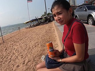 Inexpert Thai Teen Titty fickt near einem Inn