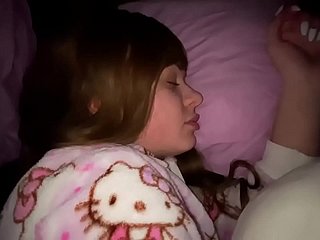 Follada a mi hija mientras dormimos en polar misma cama