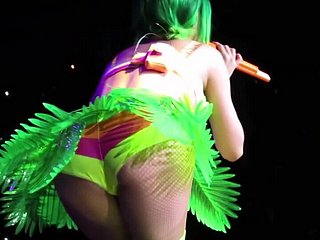 Katy Perry aanlokkelijk en affronting op het podium