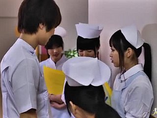 Hete Japanse verpleegster wordt gestreeld en everlasting geneukt encircling de badkamer