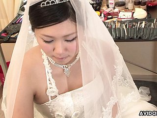 Brunette Emi Koizumi baisée sur numbed robe de mariée non censurée.
