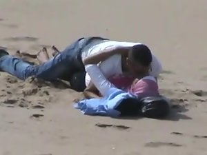 阿拉伯头巾的女孩与她的男友陷入沙滩上做爱