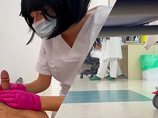 Depress nueva estudiante de enfermería de estudiante revisa mi pene y tengo una erección