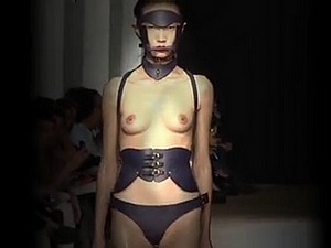 seksi üstsüz modeller fetiş moda podyum gösterisi