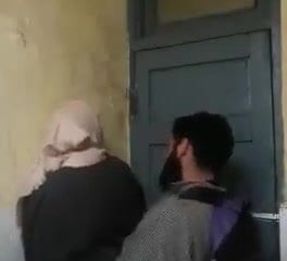 Hijab sorella scopata nel bagno dell'università