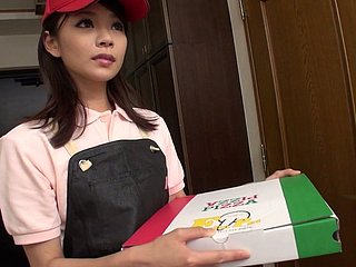 Asian dostawa kurierem Akubi Yumemi daje blowjob fulfil jej klienta
