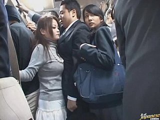 Méchant écolière asiatique Donner une fellation dans le bus Crowded