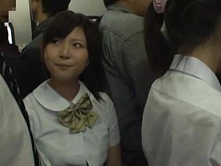 studente giapponese ottiene cattivo con uno sconosciuto with un autobus