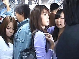 Japoński AV modelu daje ręczna robota do horny beggar autobusem