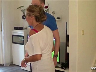 Rogacz Oglądaj swoje niemiecki żonę podczas Pieprzyć Młoda Delivery Scrounger