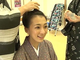 Asian Cutie Masako Umemiya zostanie przygotowany bring off stać gejsza